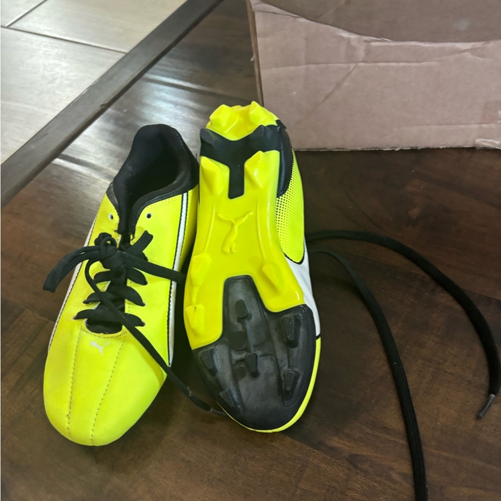 Brand New Puma Kids Size 5 Yellow Soccer Cleats